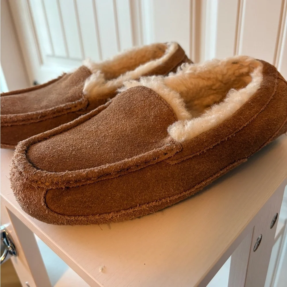 UGG Ascot Men's Suede Moccasin Slippers - Tan size 6